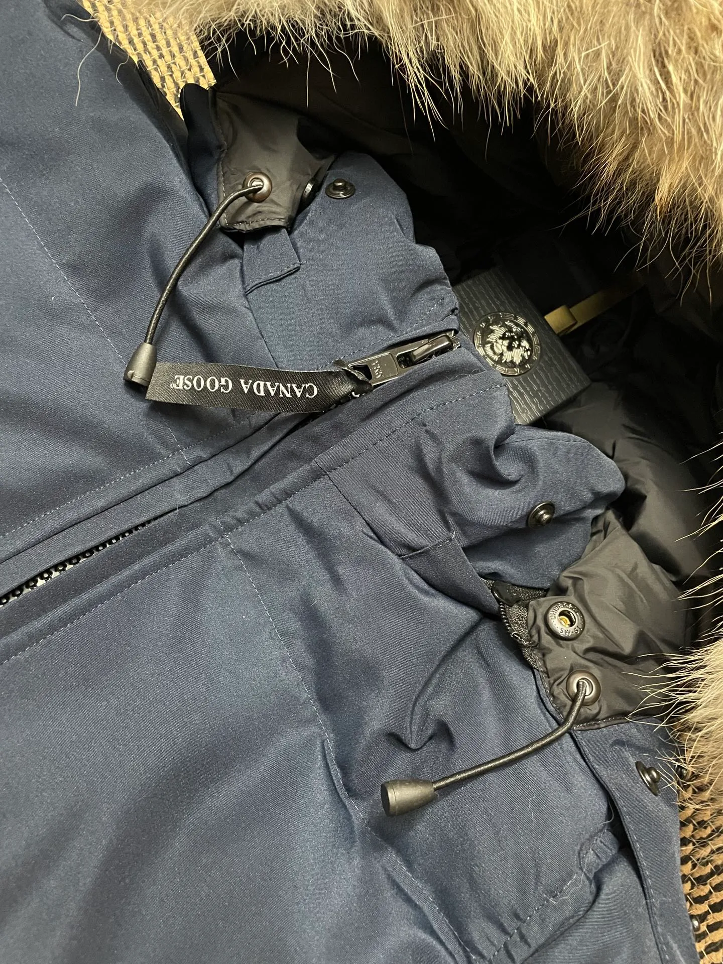 P880 Navy Blue Canadian CANADA GOOES 04 Style/Women's Style. Canada Goose is the Rolls-Royce of down jackets. Both Arctic and Antarctic scientific expedition teams and others choose Canada Goose as their cold-proof equipment.  ➖ Industry-leading anti-counterfeiting chip sensing.  ➖ Imported Behringer embroidery machines and customized embroidery labels, the highest level and industry leading.  ➖ Imported Korean 21-count polyester-cotton blended original fabric, TC85 waterproof coated fabric, water-repellent, windproof and wear-resistant.  ➖ The new national standard 80 white duck down is filled with an average of 520 grams of down. The amount of down filled is industry-leading.  ➖ 100% nylon lining with double double-layer sealing design to prevent velvet running, and seamless thread design on the cuffs!  ➖ Western Canadian Green Wolf Collar.  ➖ Yoshida YKK provides original factory-customized electroplated sliders. YKK two-way lockable zippers are tight and smooth and do not peel off paint.  ➖ 3M composite Velcro is durable and the accessories and hardware are all custom-made. Only for the purest goose, the most dedicated, the most professional, the highest quality, the highest cost performance!    SIZE:XS-XXL